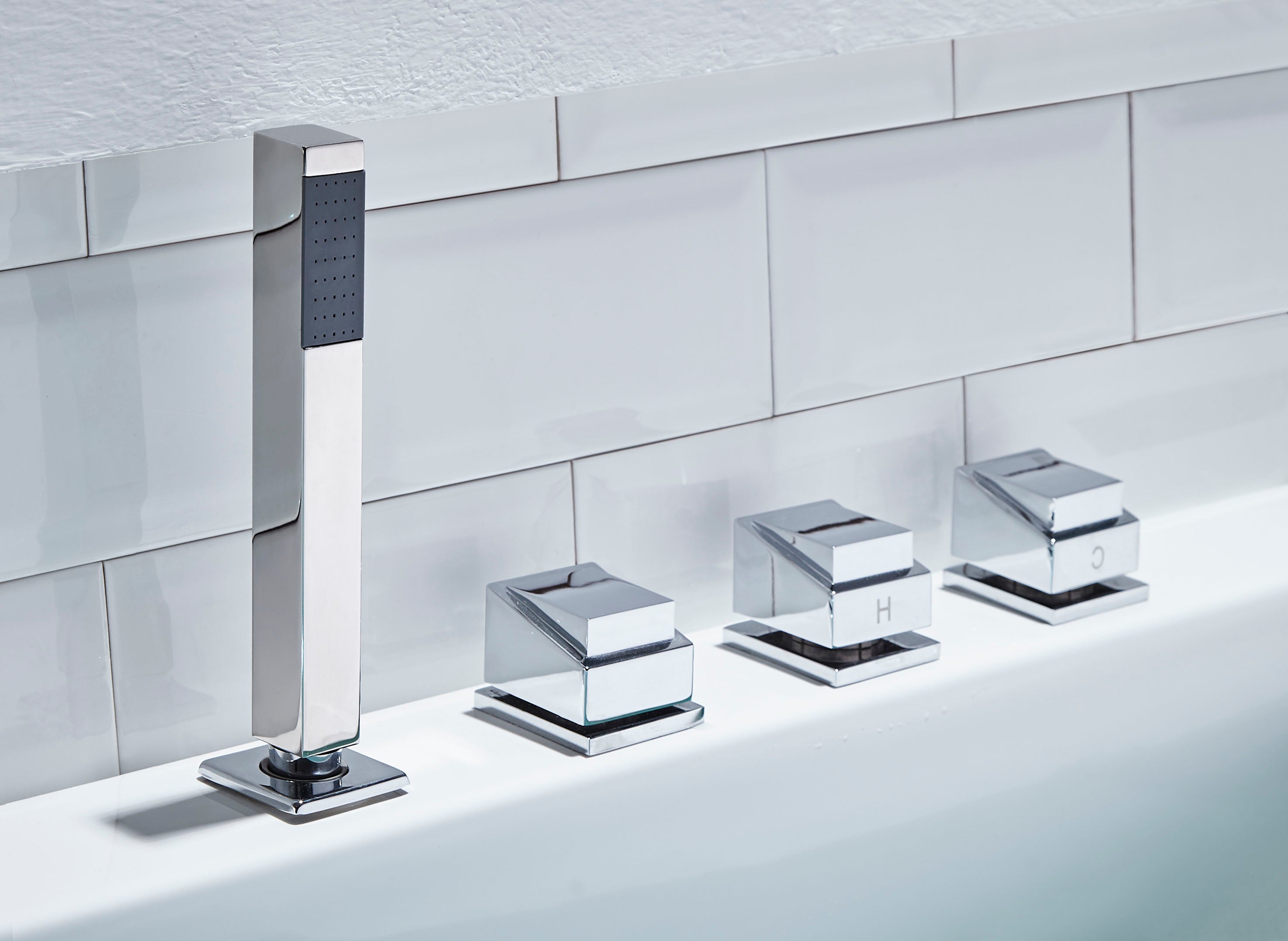 5 ft Acrylic White Rectangular Whirlpool Bathtub with Fixtures EAGO (AM154ETL-L5)