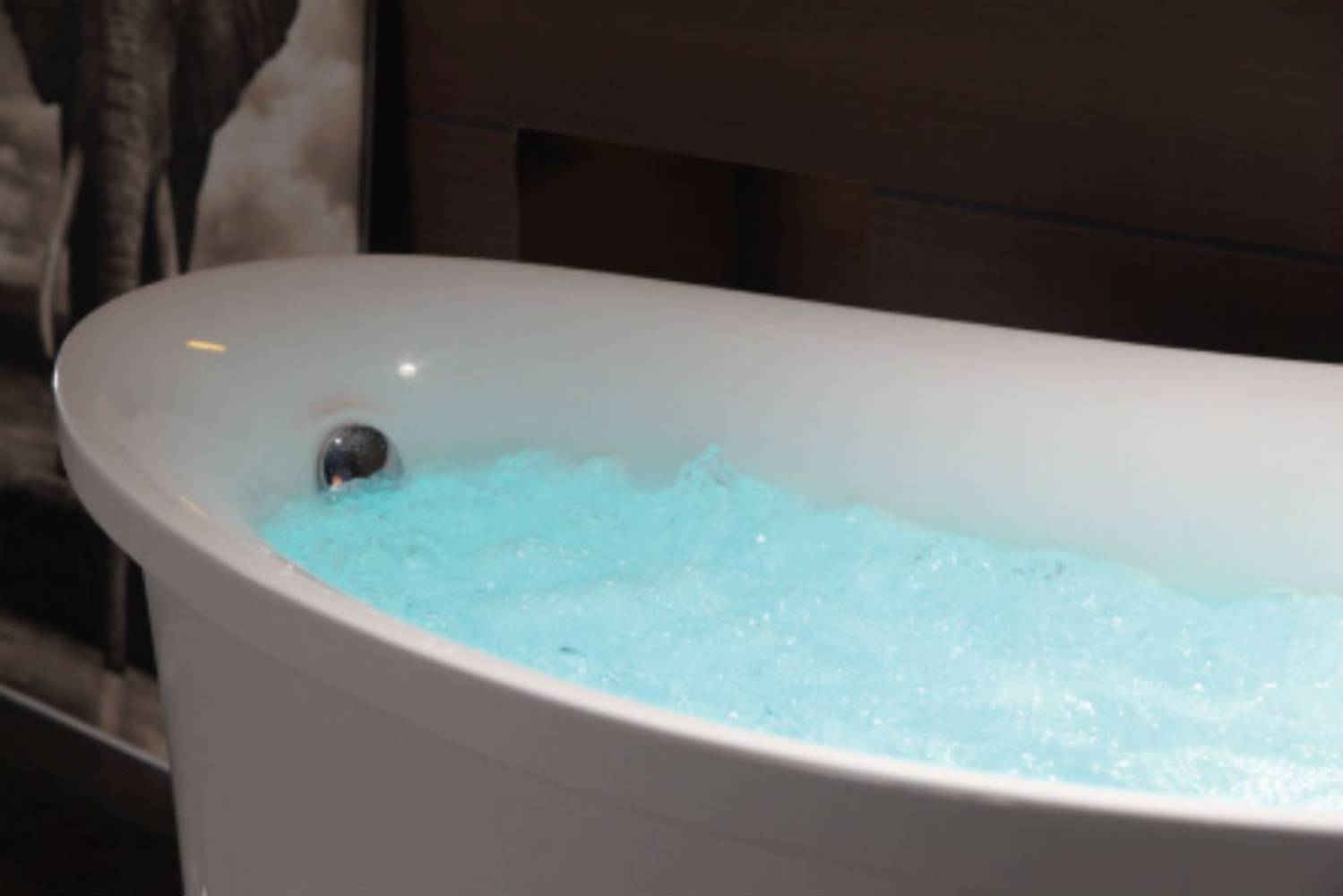 70 Inch White Free Standing Oval Air Bubble Bathtub EAGO (AM1800)